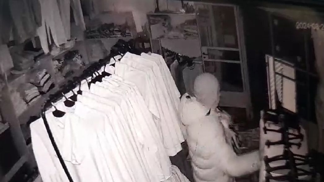 Tres adolescentes saquearon un local de ropa de Los Hornos