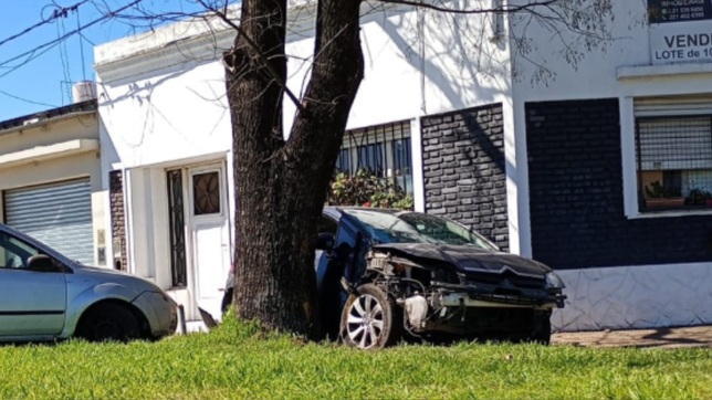 una joven perdio el control en villa elvira y termino con su auto en la vereda