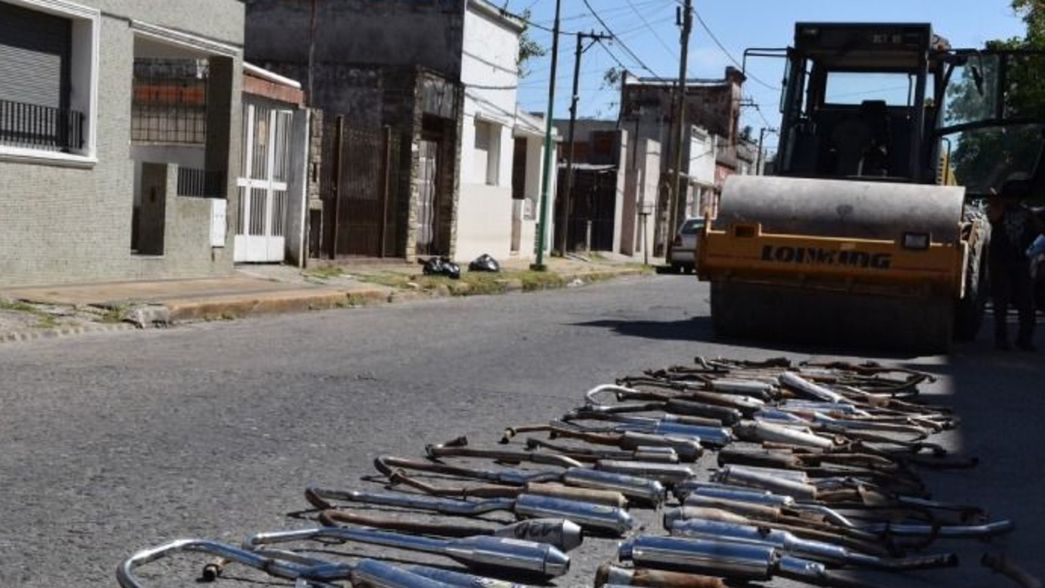 VIDEOS: Así destruyeron con una aplanadora los caños de escape libre en Berisso