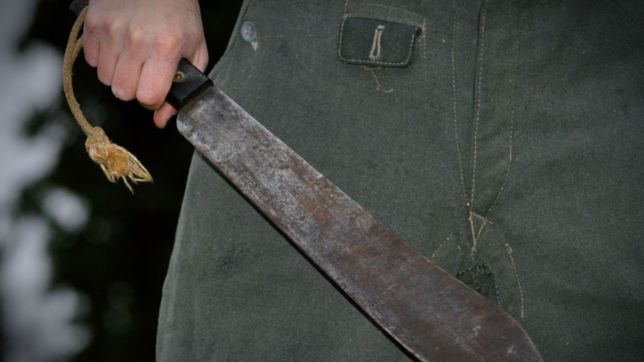 amenazaron a un hombre con un machete, le robaron todo lo que tenia y escaparon