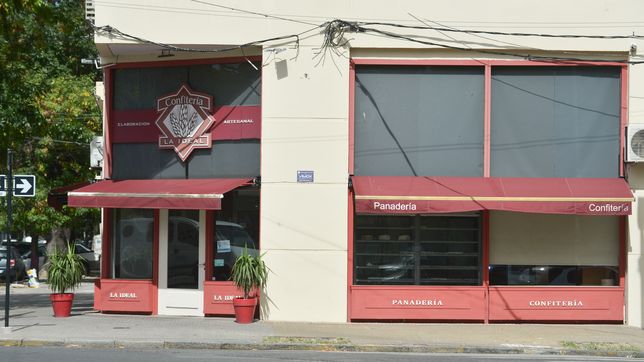 los antecedentes del dueno de la ideal, el comercio apuntado tras la muerte por salmonella