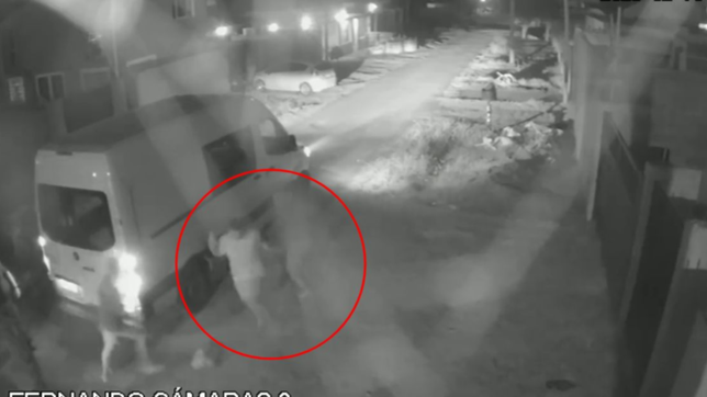 videos: los chocaron para tomarlos de rehenes en su camioneta y robarles todo