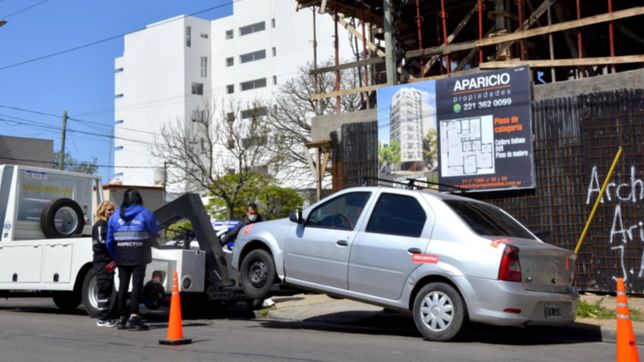 las gruas que arribaron a la plata remolcaron 12 remises truchos