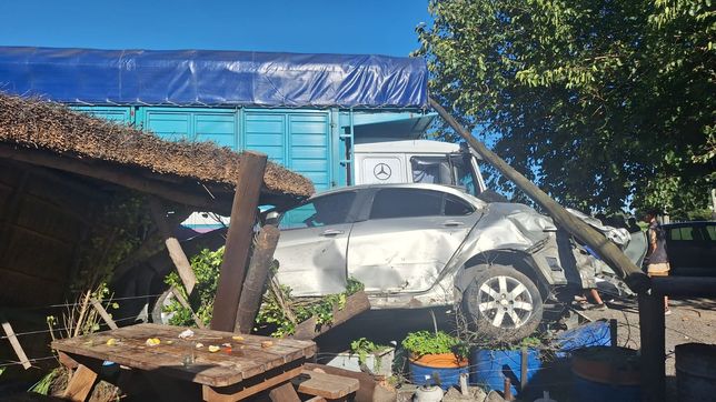 un hombre de 78 anos murio tras un impactante choque frontal contra un camion