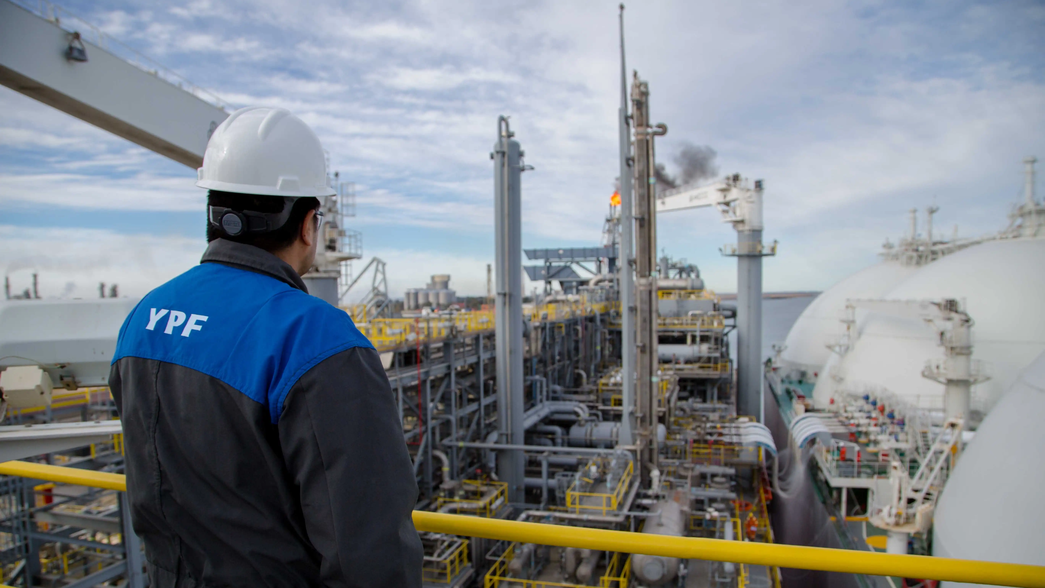 YPF firmó un acuerdo con la India para la exportación de GNL y la exploración de hidrocarburos