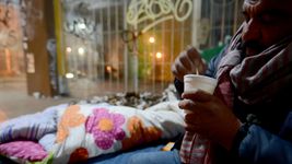 la municipalidad de la plata asiste a personas en situacion de calle en medio de la ola de frio la municipalidad de la plata asiste a personas en situacion de calle en medio de la ola de frio