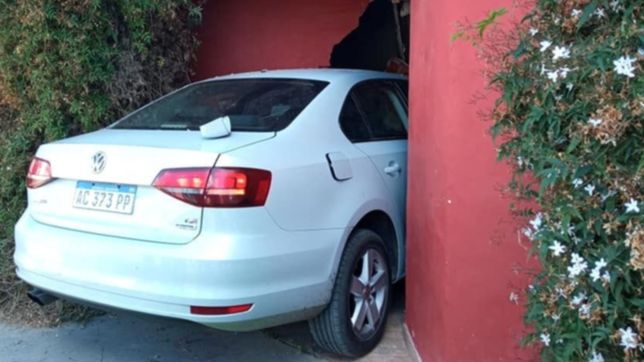 un auto termino incrustado contra una casa tras un impactante accidente en la plata