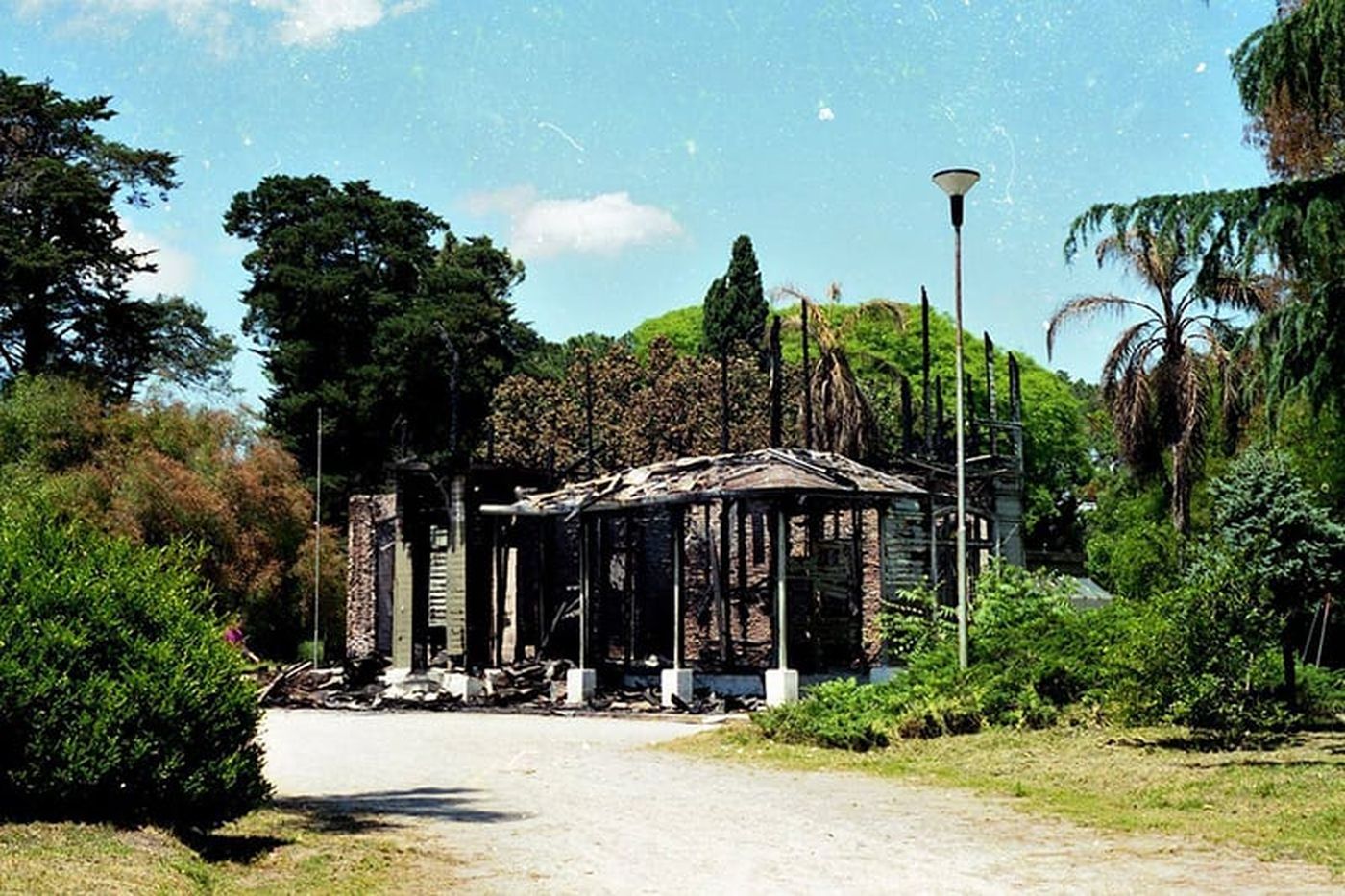 Días despues del incendio el gobierno municipal anuncio la reconstrucción de la casona. Una medida pendiente hasta hoy.