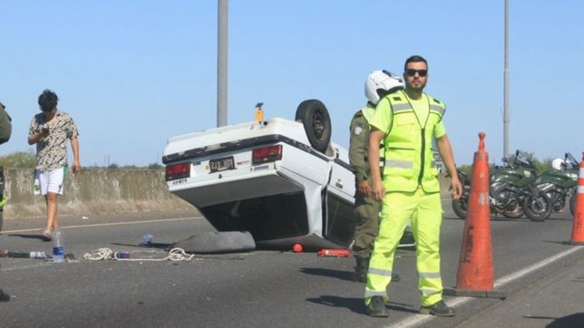 un auto volco en la autopista la plata-buenos aires y una persona resulto herida