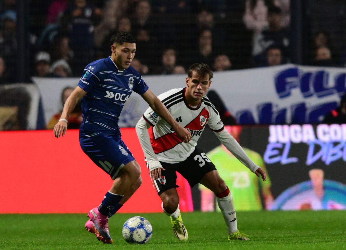 Jere Merlo domina la pelota para Gimnasia ante River.