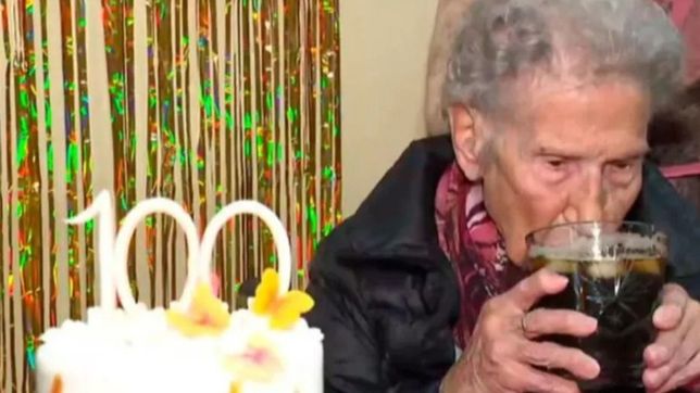 una abuela de 100 anos se vacuno contra el covid y lo festejo tomando fernet