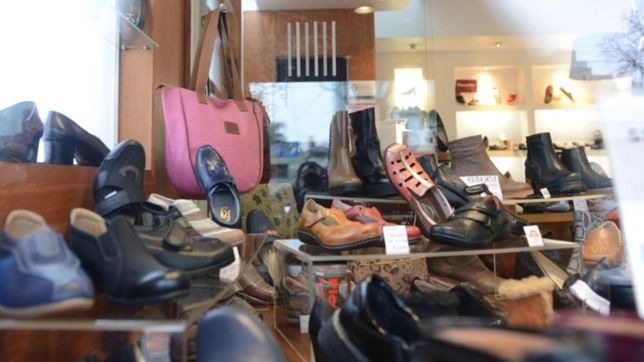 una zapateria de la plata hizo una donacion para que seis hermanos puedan ir al colegio