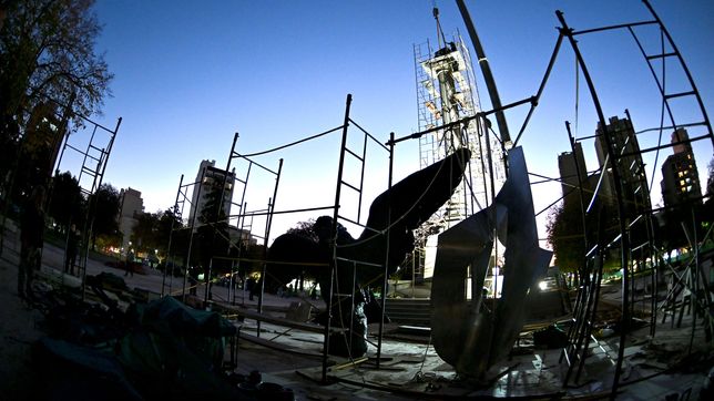 el aguila de bronce de plaza italia vuelve a su lugar de origen