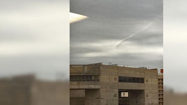 ¿fue un tornado? la extrana imagen que aparecio en el cielo sobre el teatro argentino