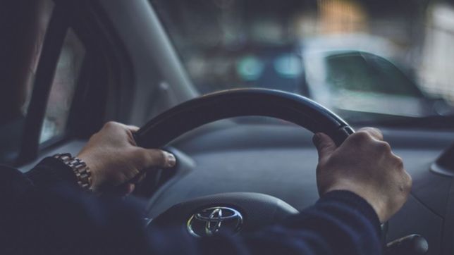 tras una intensa persecucion, cayo un remisero con un auto robado y un handy de la policia