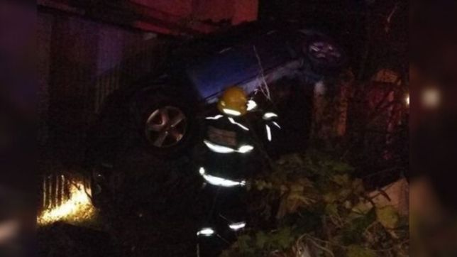 tremendo accidente en ensenada: volco y termino incrustando su auto en una casa