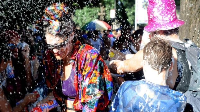 barrio por barrio, el mapa de los carnavales que se festejan a pura musica, agua y espuma en la plata