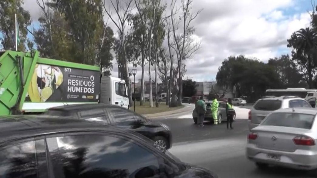 Derrame de gasoil y caos de tránsito en la rotonda de la Autopista La Plata - Buenos Aires