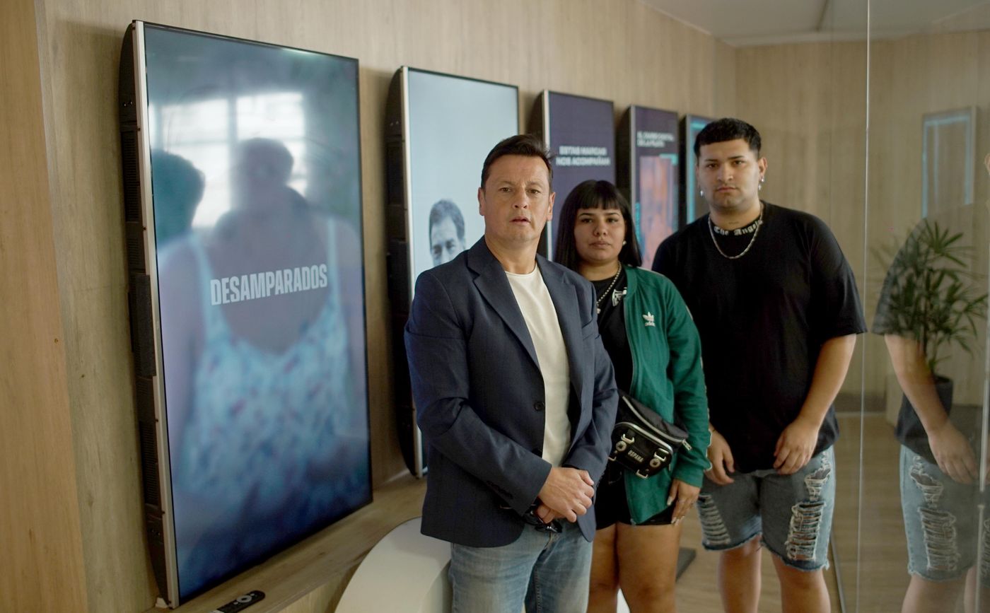 El abogado Javier Herrera junto a sus defendidos por la millonaria estafa piramidal en Ensenada