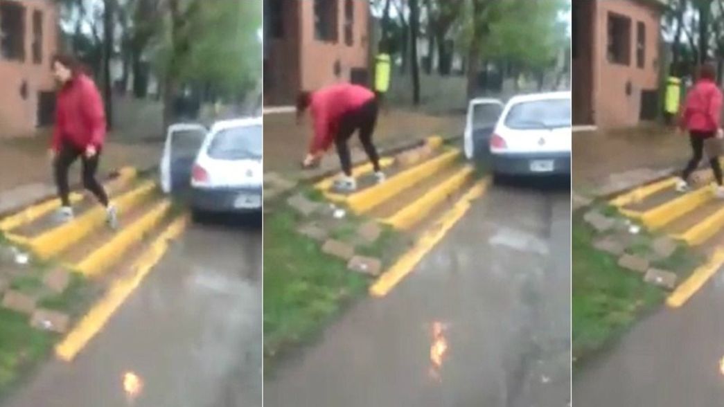 VIDEO: En medio de la tormenta, se robó las baldosas de un jardín de La Plata