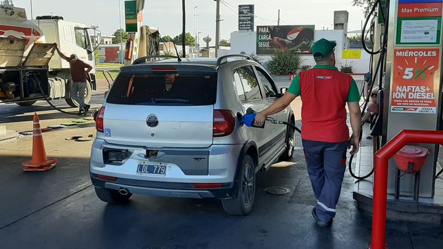 dos motochorros encanonaron al playero de una estacion de servicio en hernandez y lo desvalijaron