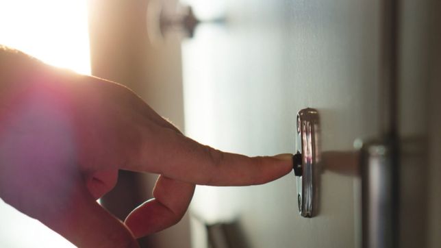 hacia ?ring raje? para hallar una casa vacia que robar, lo descubrieron y casi lo linchan