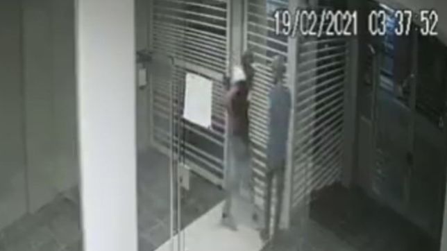 video: arrancaron un pedazo de porton para entrar a robar a un edificio de la plata