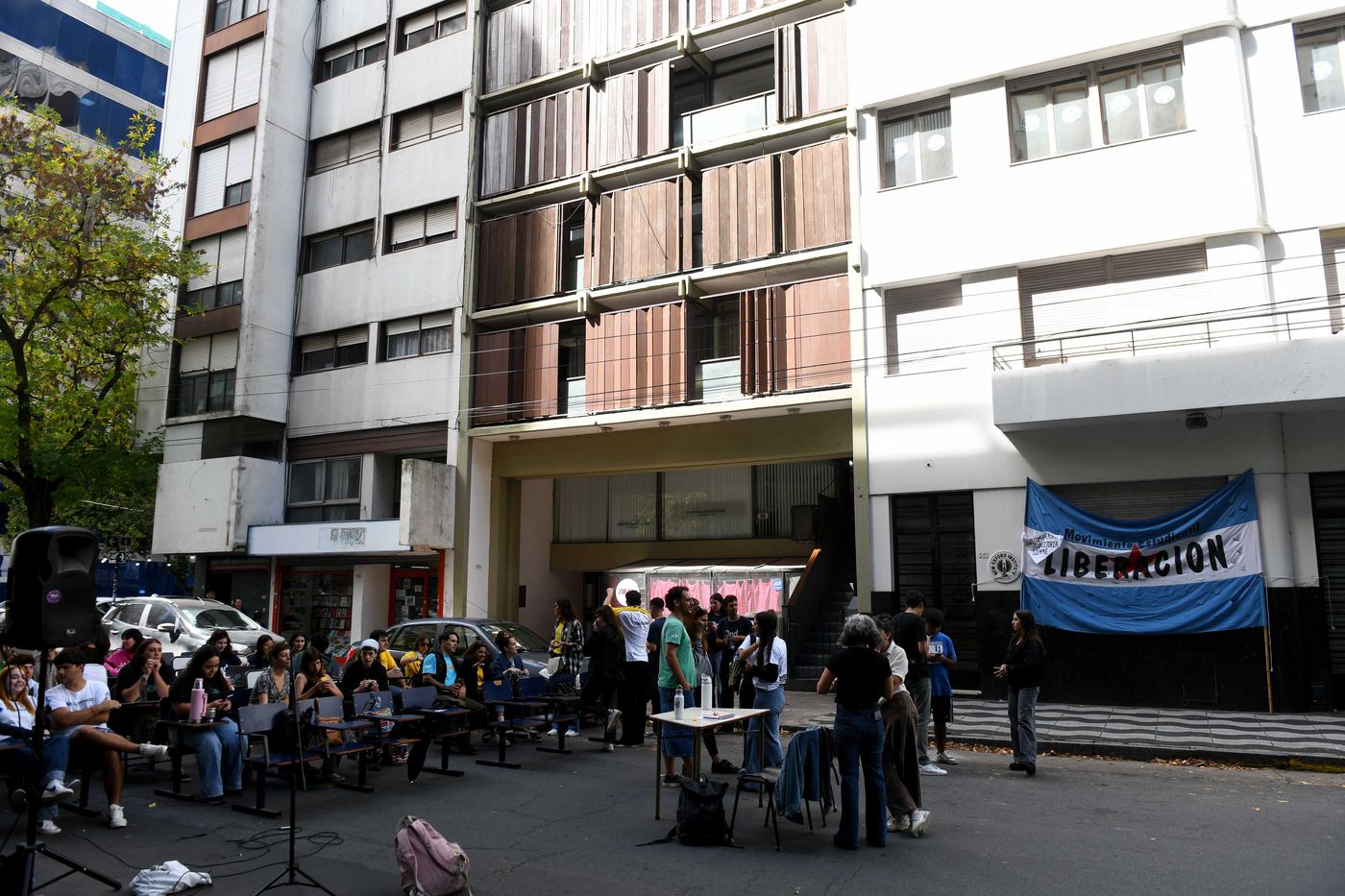 Días atrás, la FULP organizó una clase pública frente al departamento de Adorni en La Plata