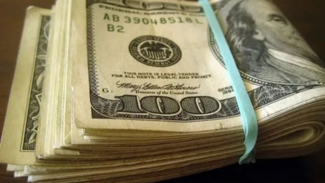encontro un fajo de dolares en la calle, busco al dueno y se lo devolvio