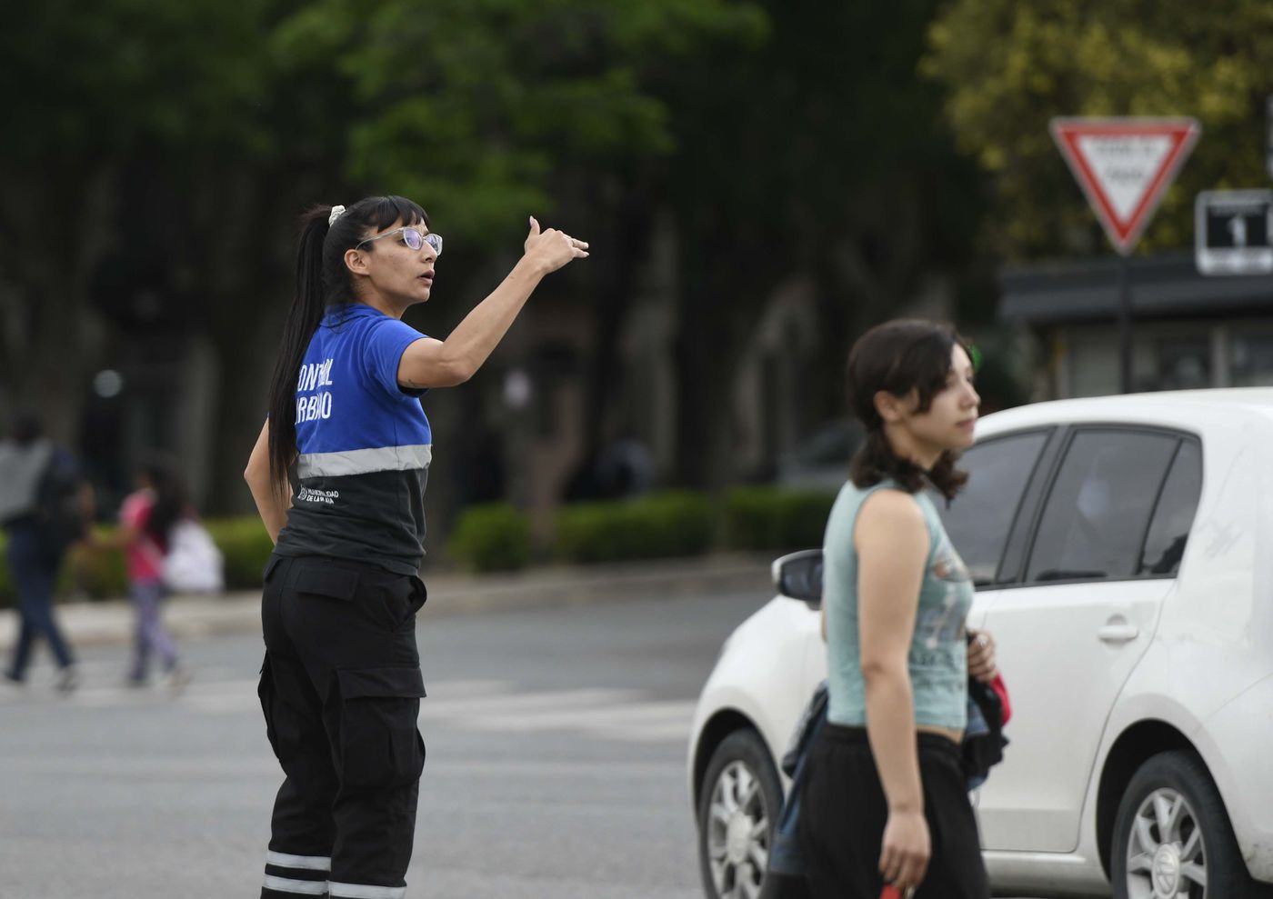 Anuncian cortes y desvíos de tránsito en La Plata por obras en un paso a nivel clave