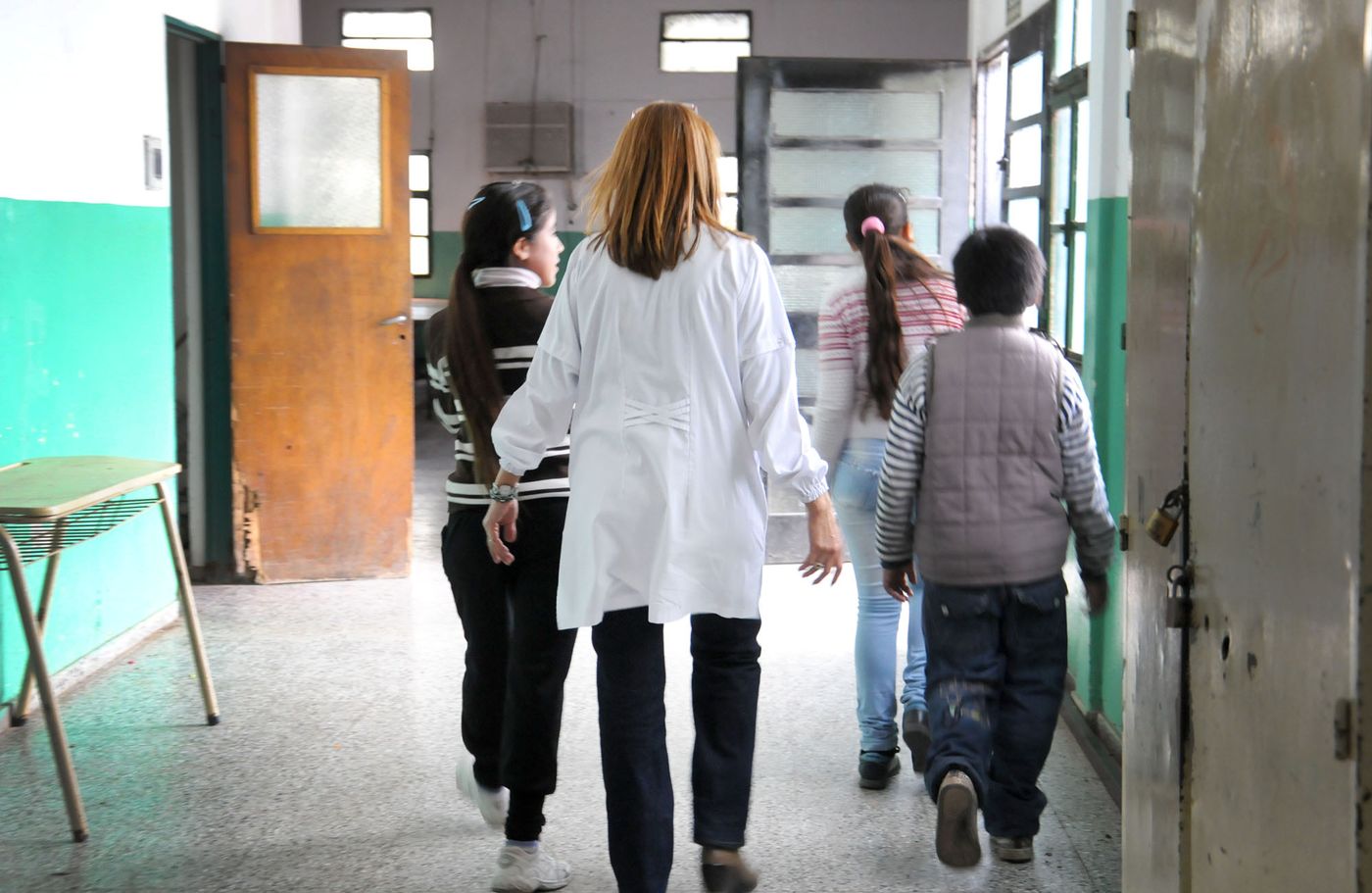 diversidad docentes maestras primaria alumnos alumnas pasillo escuela espaldas.JPG