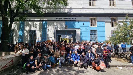 La comunidad del ex Comercial de La Plata realizó un abrazo simbólico y exigió garantías tras el incendio