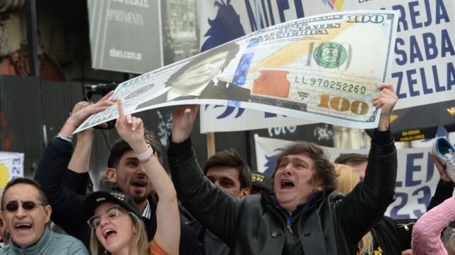 video: chicos que votan a milei empapelaron una escuela con dolares