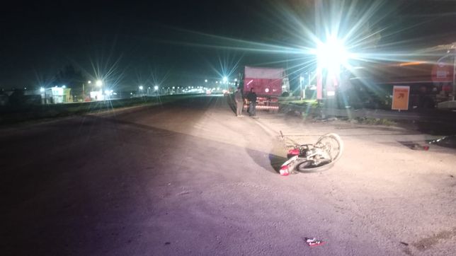 un motociclista choco con una camioneta utilitaria en la ruta 2 y murio en el acto