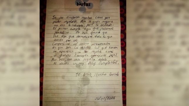 encontro una vieja carta de amor en una plaza de la plata y busca devolversela a su duena