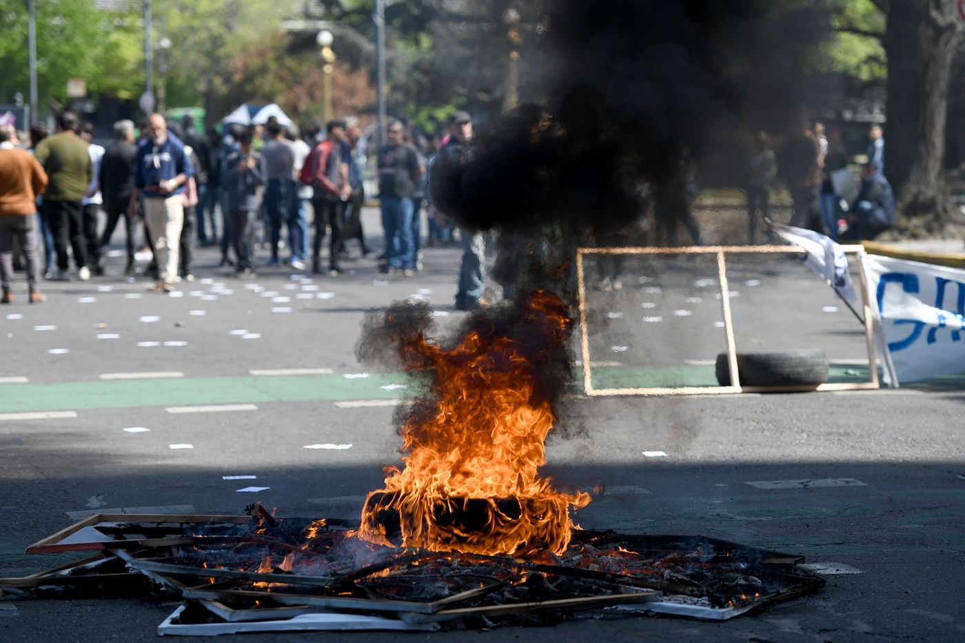 Protesta UPCN gomas quemadas (2).JPG