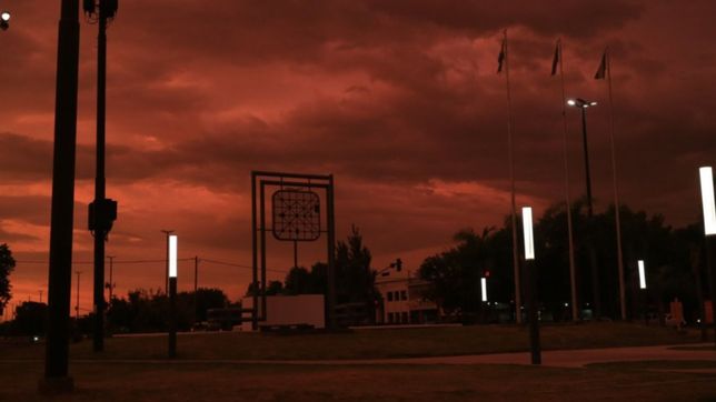 ¿por que el cielo de la plata se puso de color naranja?