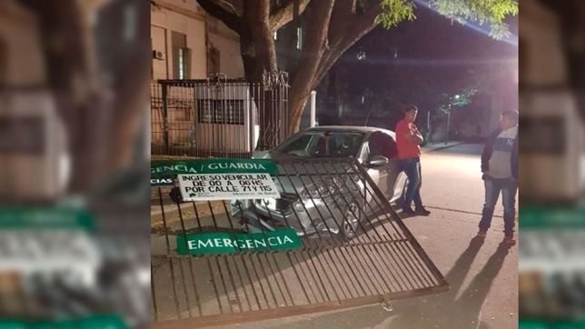 un penitenciario se incrusto en el porton del hospital san martin y sospechan que conducia borracho