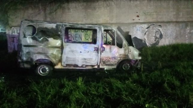 misterio por el incendio de una trafic blanca en un baldio