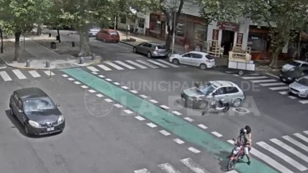 VIDEO: Chocó con su moto a un auto y terminó arriba del capó en 2 y 60