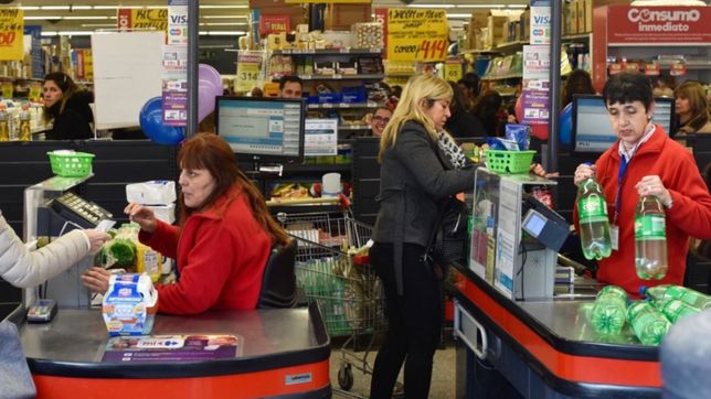 lleno un carrito con mercaderia y quiso estafar al cajero de un supermercado platense con un comprobante de pago falso