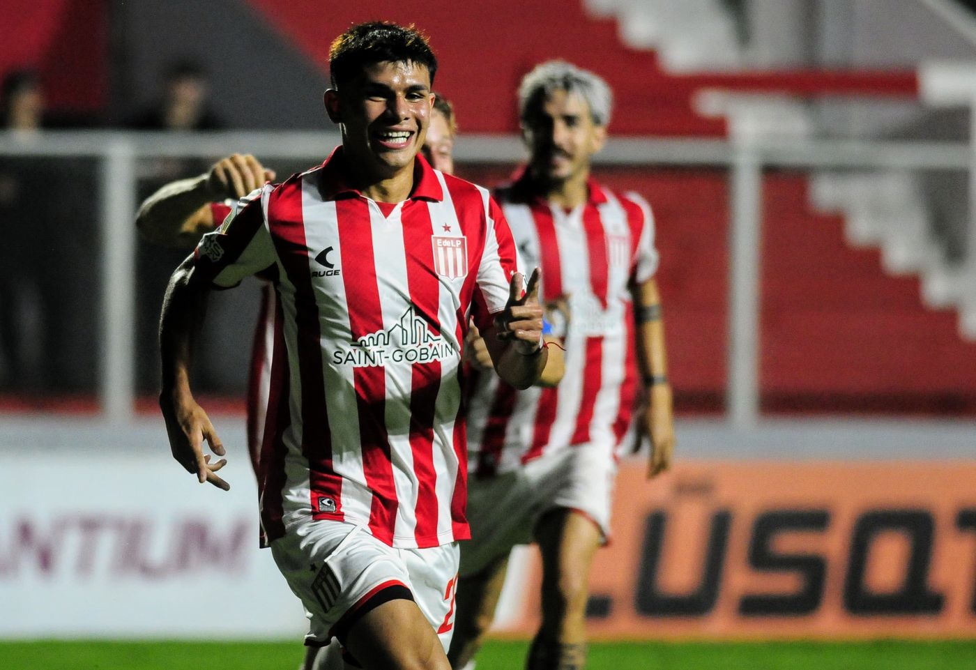 Estudiantes Sarmiento de La Banda Pérez festejo gol 2.jpg