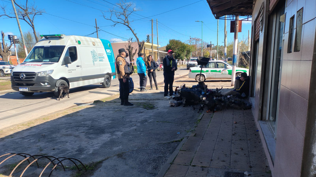 dos motociclistas chocaron contra un taxi en berisso y uno de ellos murio