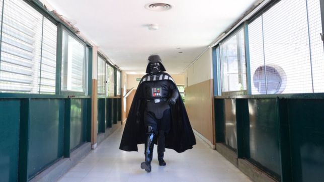 reaparecio darth vader en la plata: tras vacunarse contra el covid en julio, hoy voto