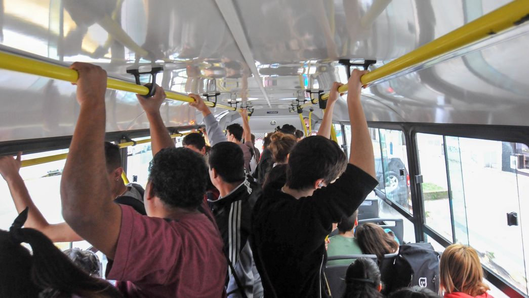 Le robaron el celular en un micro de La Plata y la estafaron con Mercado Pago