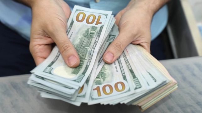 en medio del clima electoral, el dolar blue volvio a subir y cerro a $600