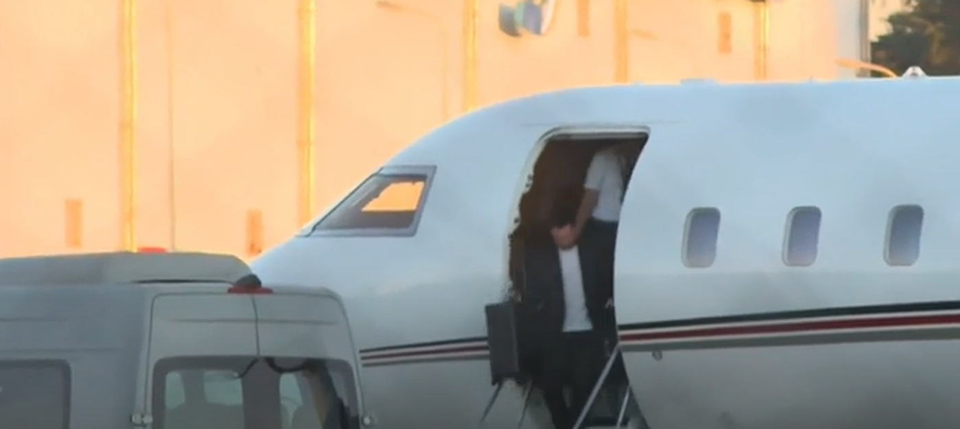 Lionel Messi bajando del avión en Ezeiza.