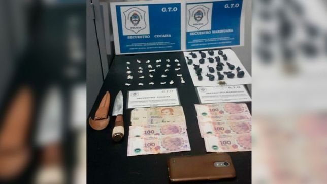 cayo un hombre a bordo de un peugeot 504 con marihuana, cocaina y un cuchillo