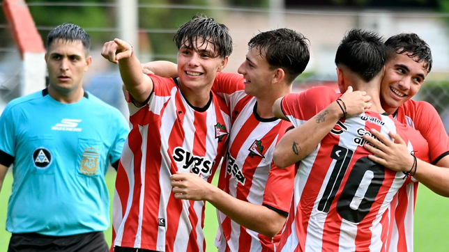 los jugadores de estudiantes que observaron a las juveniles antes del clasico platense