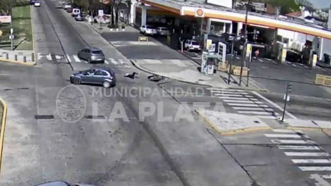 video: iba en moto, choco a un auto y termino herida en el asfalto